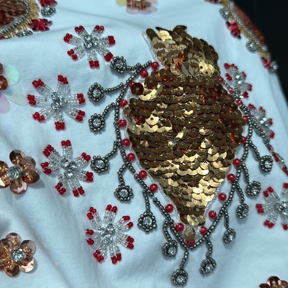 White T-Shirt with Gold and Red Embroidery Size S - Picture 10 of 13